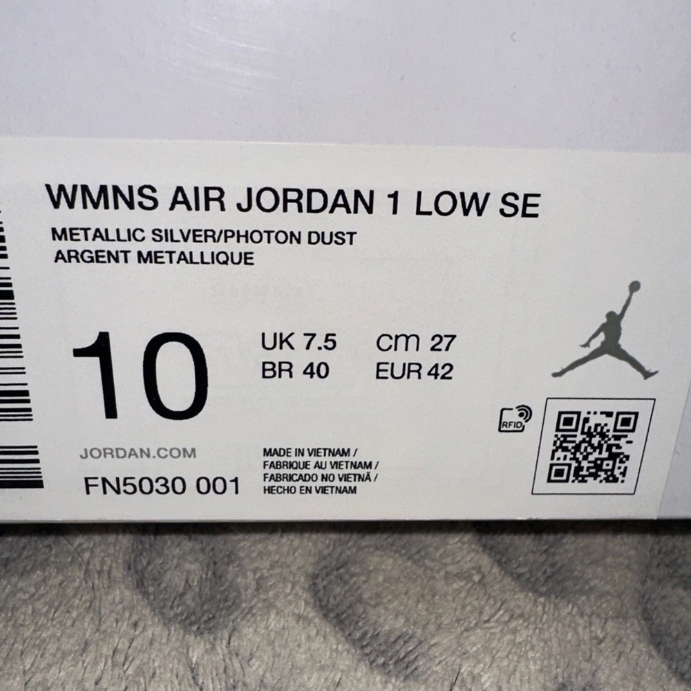 Jordan 1 Low SE Metallic Silver Sneakers
